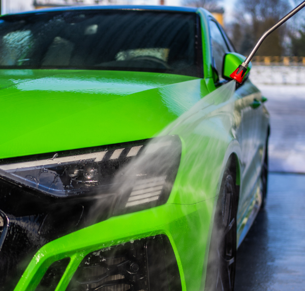 Mycie wodą zielonego audi